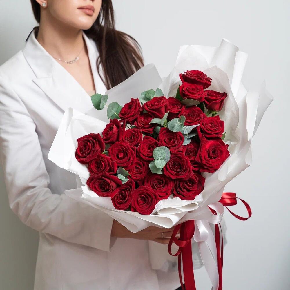 Роскошный букет из 25 красных роз с эвкалиптом – королевский подарок  Феодосия Крым