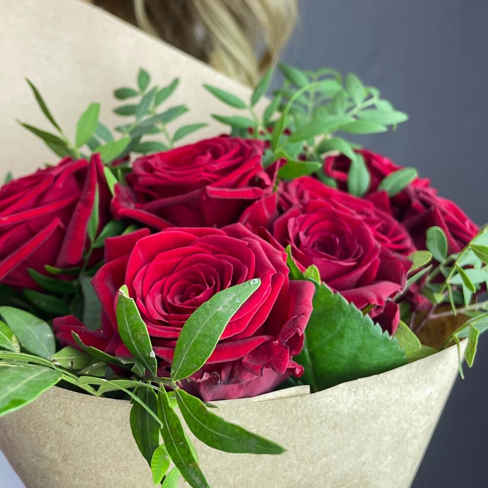 Букет из 9 красных роз с фисташкой – гармония страсти и свежести Феодосия Крым