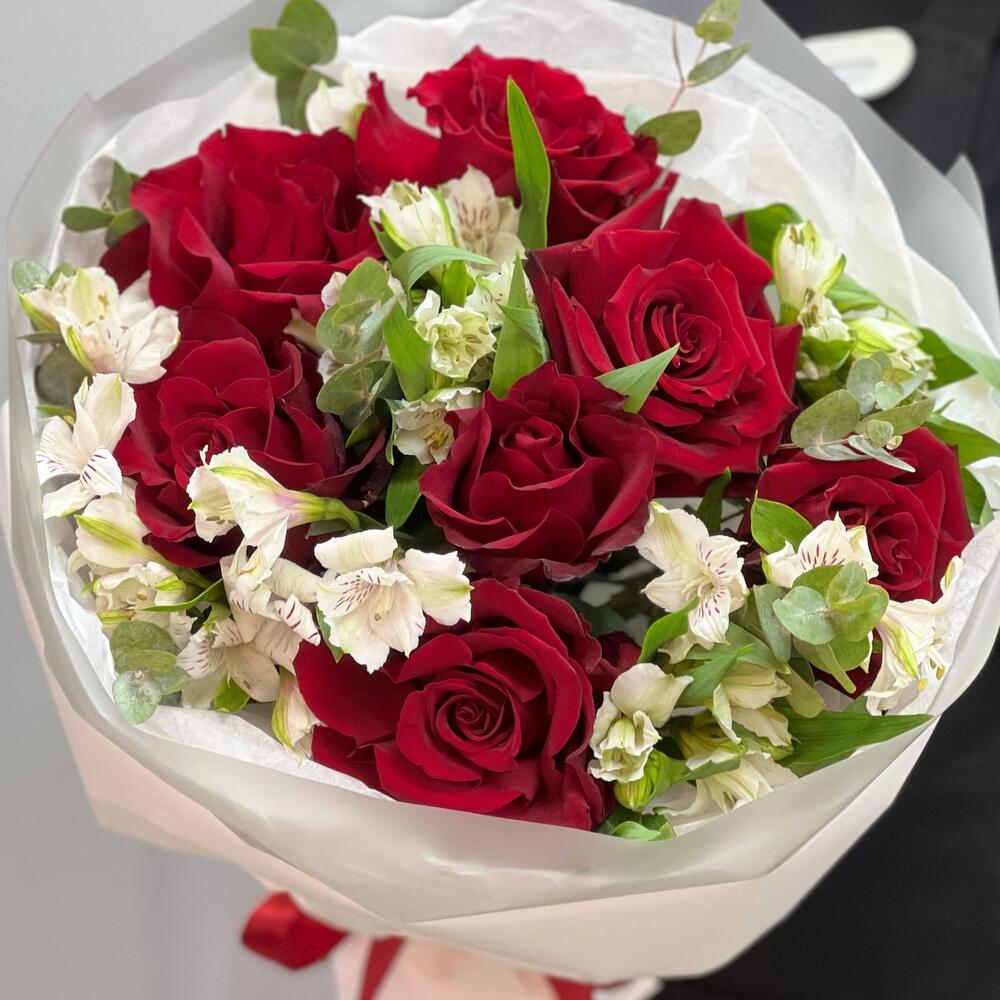 Букет «Любимой» – 7 эквадорских роз и белых альстромерий Феодосия Крым