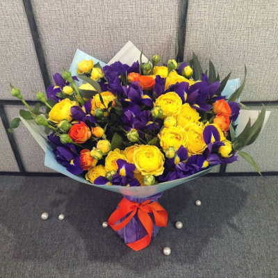 Роскошный букет из синих ирисов и кустовых роз с зеленью – гармония контрастов Феодосия Крым