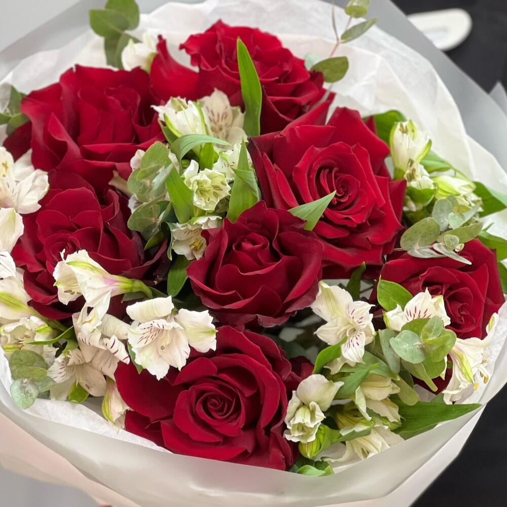 Букет «Любимой» – 7 эквадорских роз и белых альстромерий Феодосия Крым