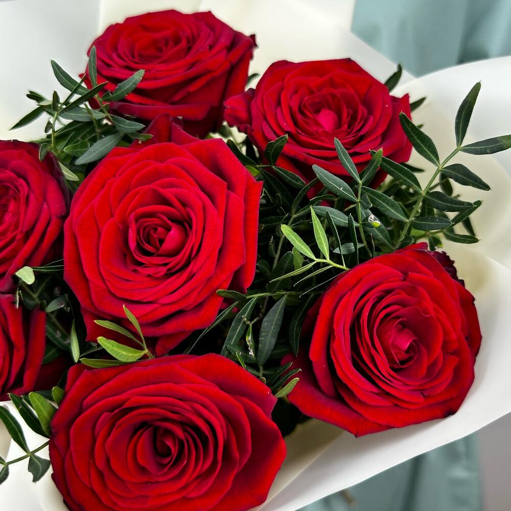 Букет «Гранатовый» из красных роз в роскошной упаковке Феодосия Крым
