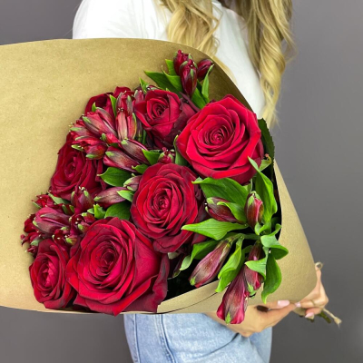 Букет «Страсть» – гармония красных роз и нежных альстромерий Феодосия Крым