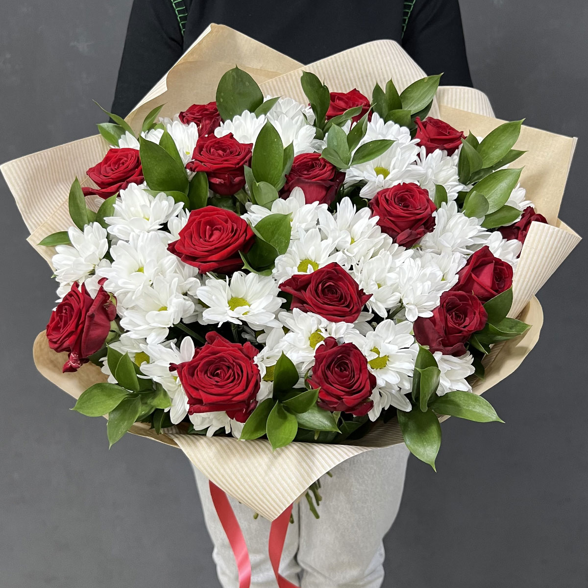 Букет «Романтика» — гармония красных роз и белоснежных хризантем Феодосия Крым
