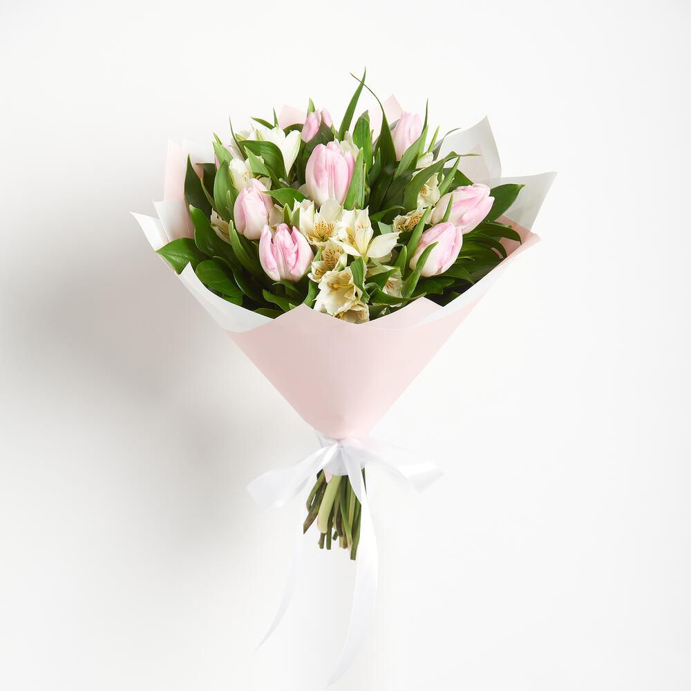 Букет «Первое свидание» розовых тюльпанов и белых альстромерий Феодосия Крым