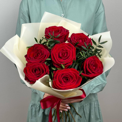 Букет «Гранатовый» из красных роз в роскошной упаковке Феодосия Крым