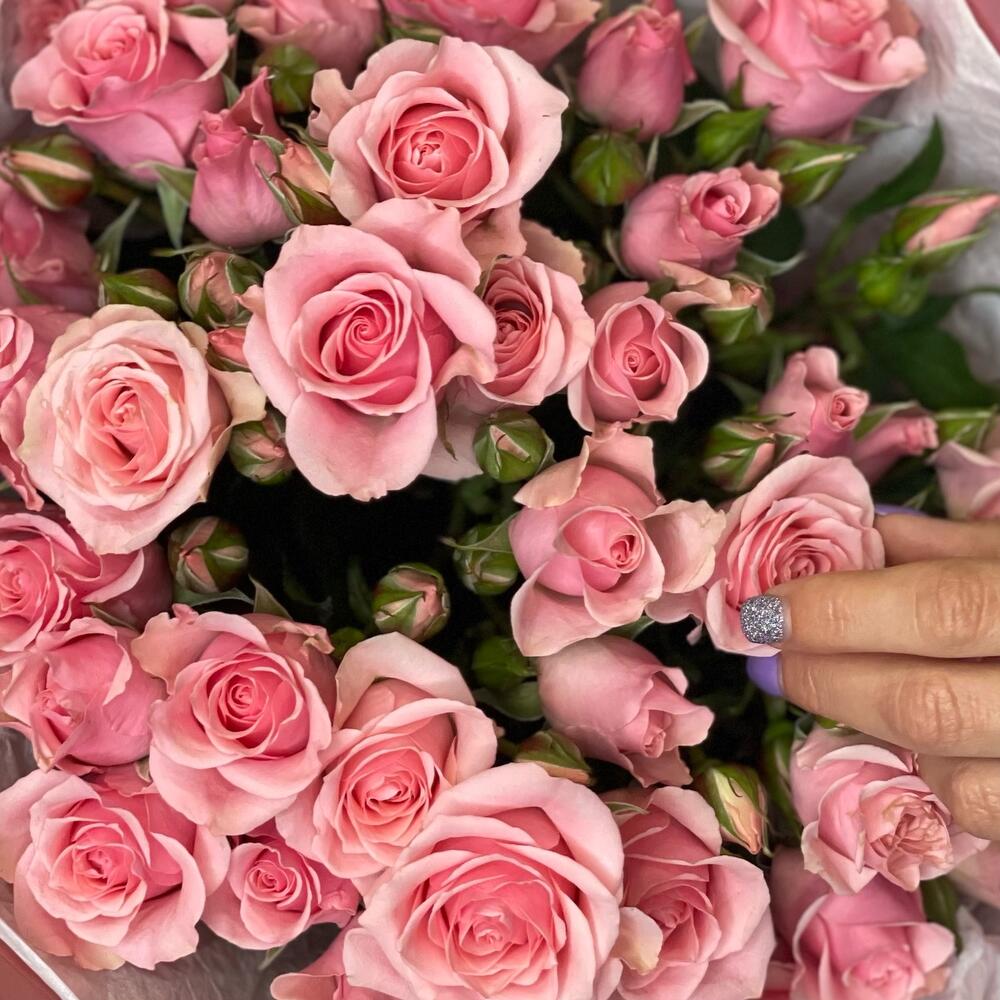 Букет из 9 розовых кустовых роз – нежность в каждом лепестке Феодосия Крым