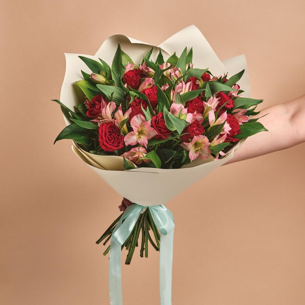 Букет «Нежность слов» — гармония красных роз и нежных альстромерий Феодосия Крым