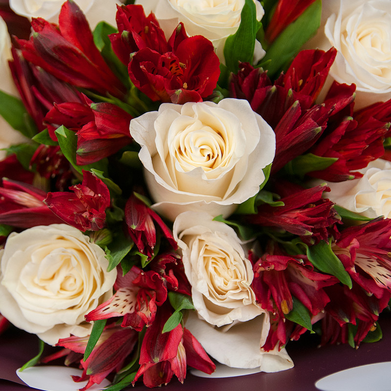 Букет из белых роз и красных альстромерий – гармония страсти и чистоты Феодосия Крым