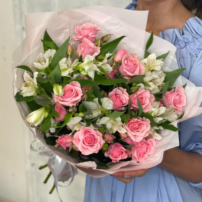 Букет «Розовый фламинго» – нежность розовых кустовых роз и белых альстромерий Феодосия Крым