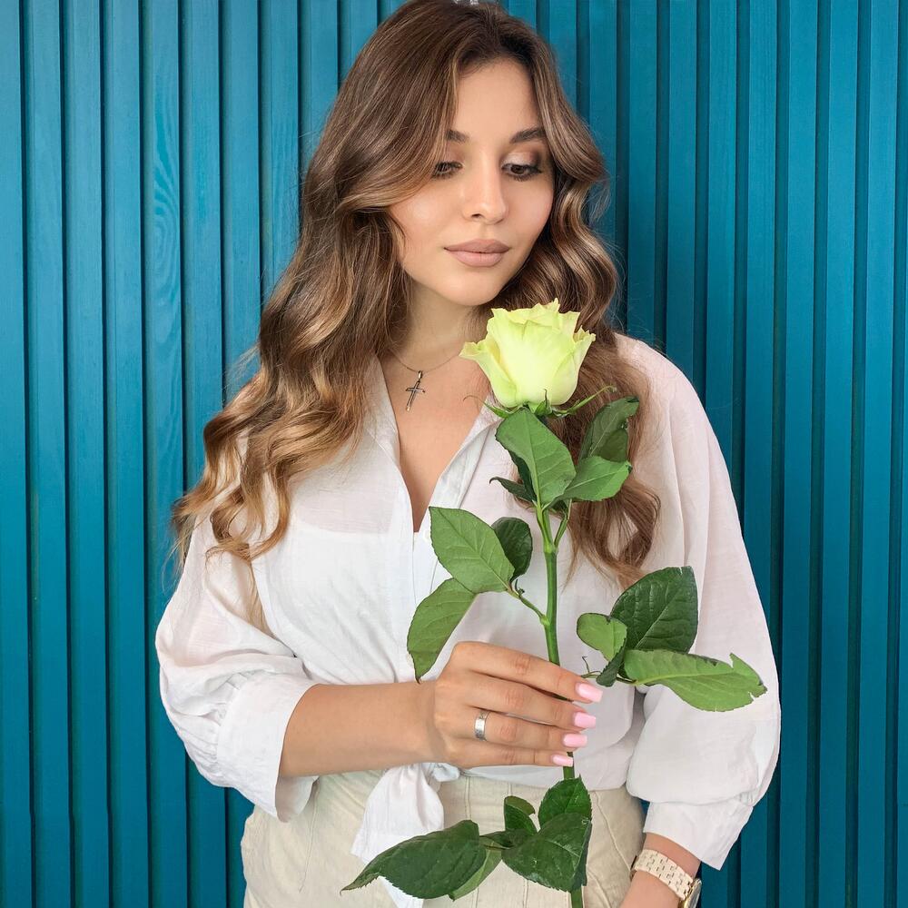 Комплимент из белой эквадорской розы – элегантность в каждом лепестке Феодосия Крым