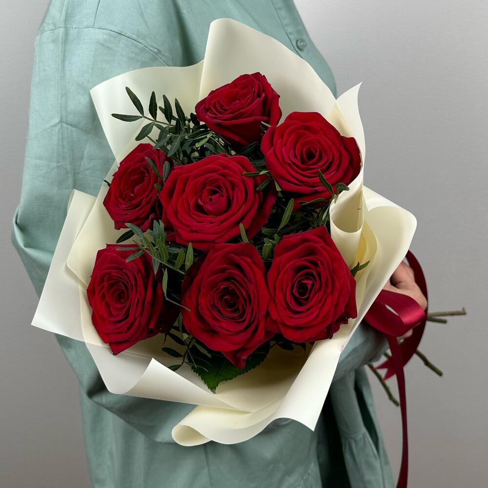 Букет «Гранатовый» из красных роз в роскошной упаковке Феодосия Крым