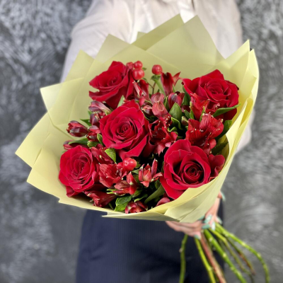 Букет «Бордо» – сочетание красных эквадорских роз и благородных альстромерий Феодосия Крым