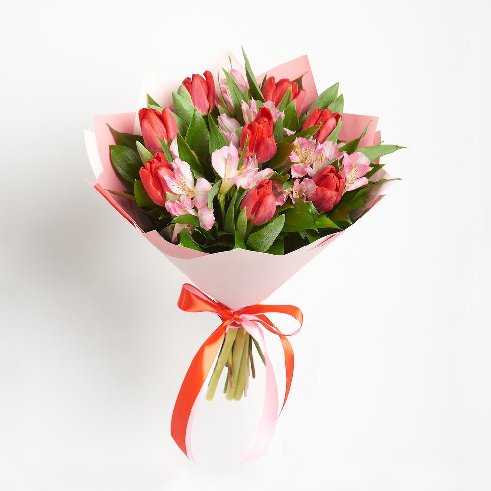 Букет «Первый поцелуй» красных тюльпанов и розовых альстромерий Феодосия Крым