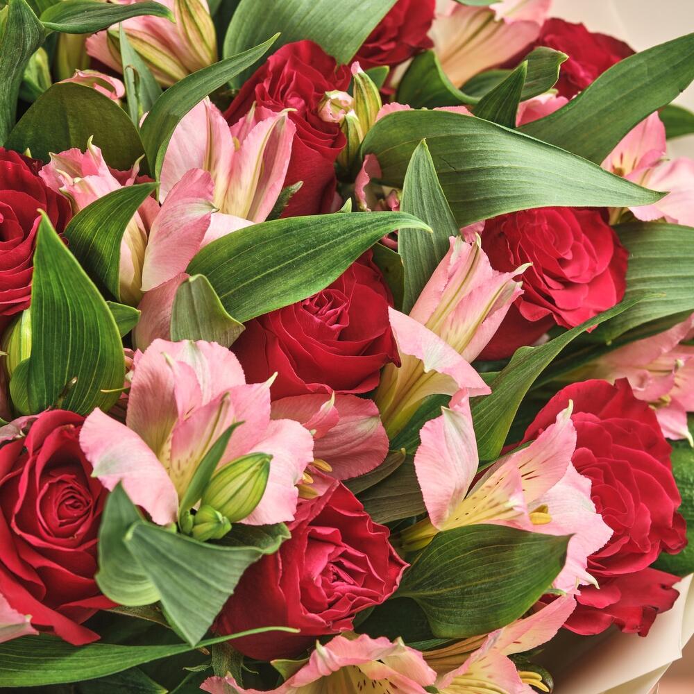 Букет «Нежность слов» — гармония красных роз и нежных альстромерий Феодосия Крым