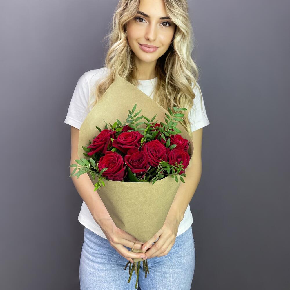 Букет из 9 красных роз с фисташкой – гармония страсти и свежести Феодосия Крым