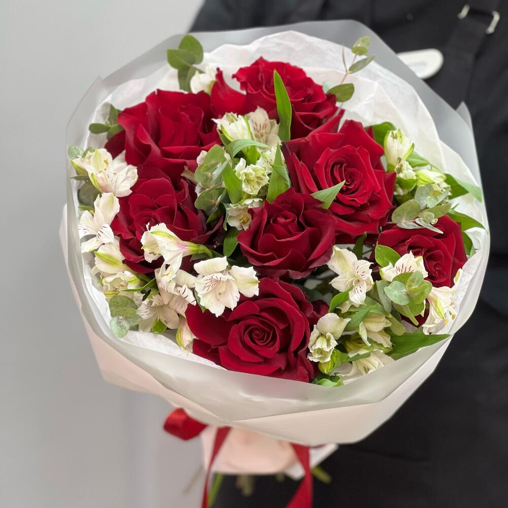 Букет «Любимой» – 7 эквадорских роз и белых альстромерий Феодосия Крым