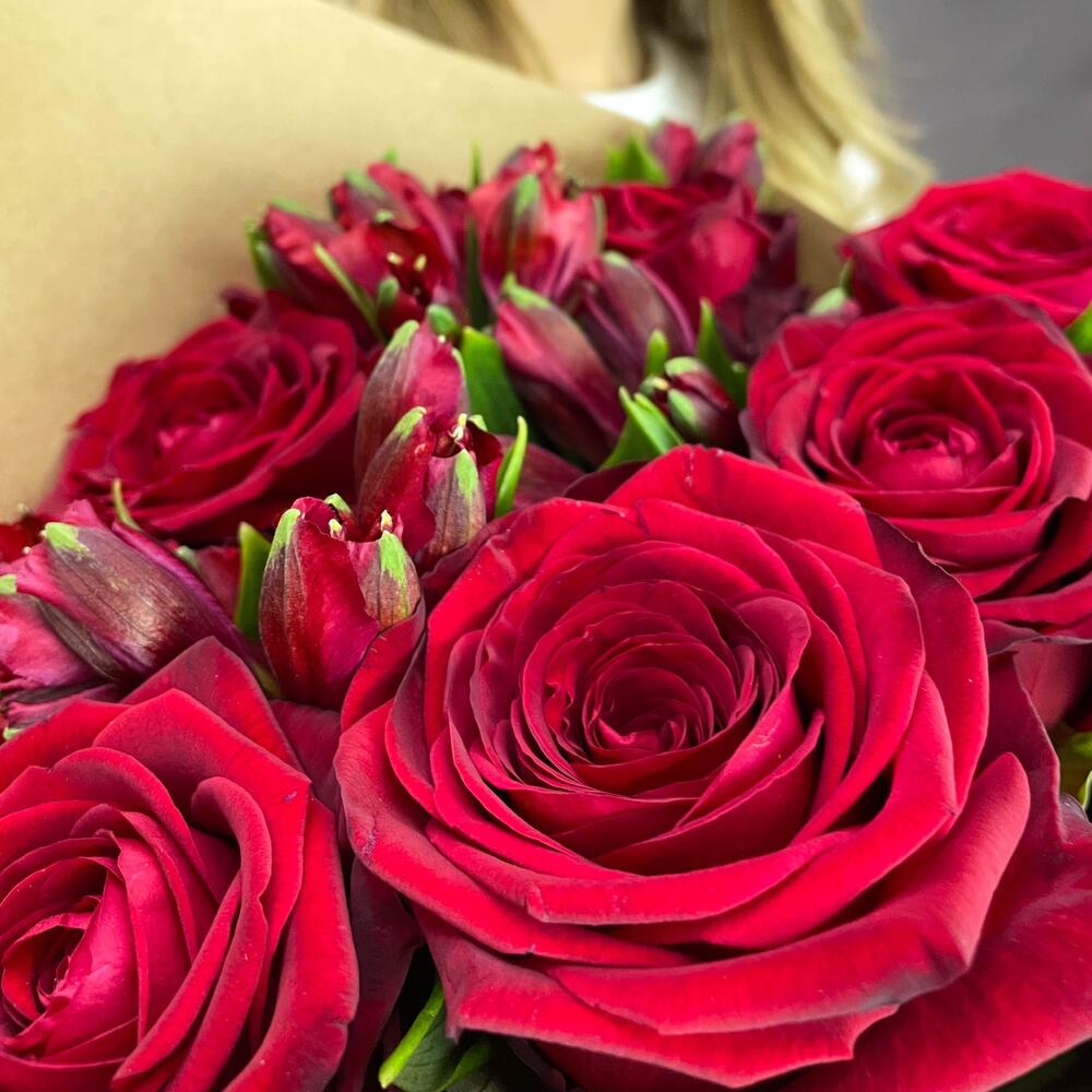 Букет «Страсть» – гармония красных роз и нежных альстромерий Феодосия Крым