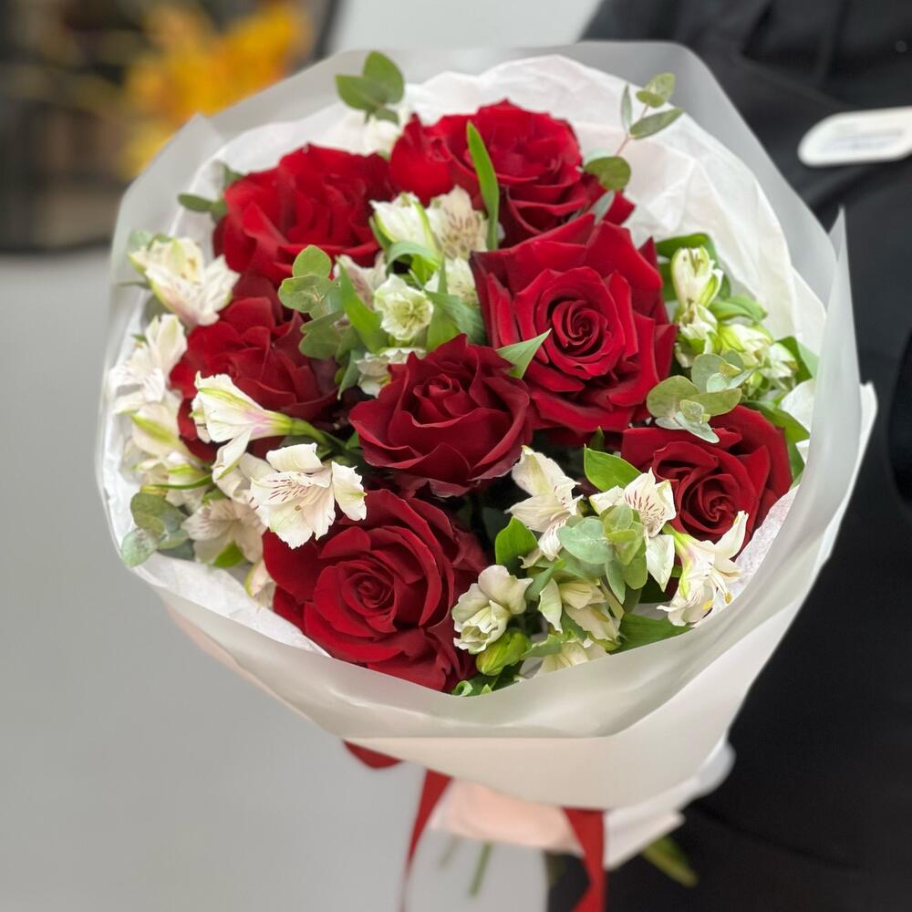 Букет «Любимой» – 7 эквадорских роз и белых альстромерий Феодосия Крым