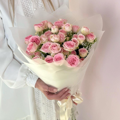Букет «Нежный аромат» – пышные розовые кустовые розы в элегантной упаковке Феодосия Крым