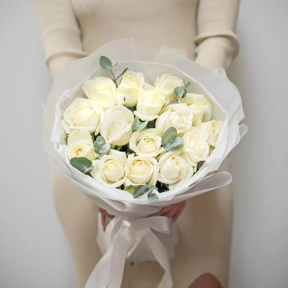 Букет из 15 белых роз с эвкалиптом – чистота и изысканность Феодосия Крым