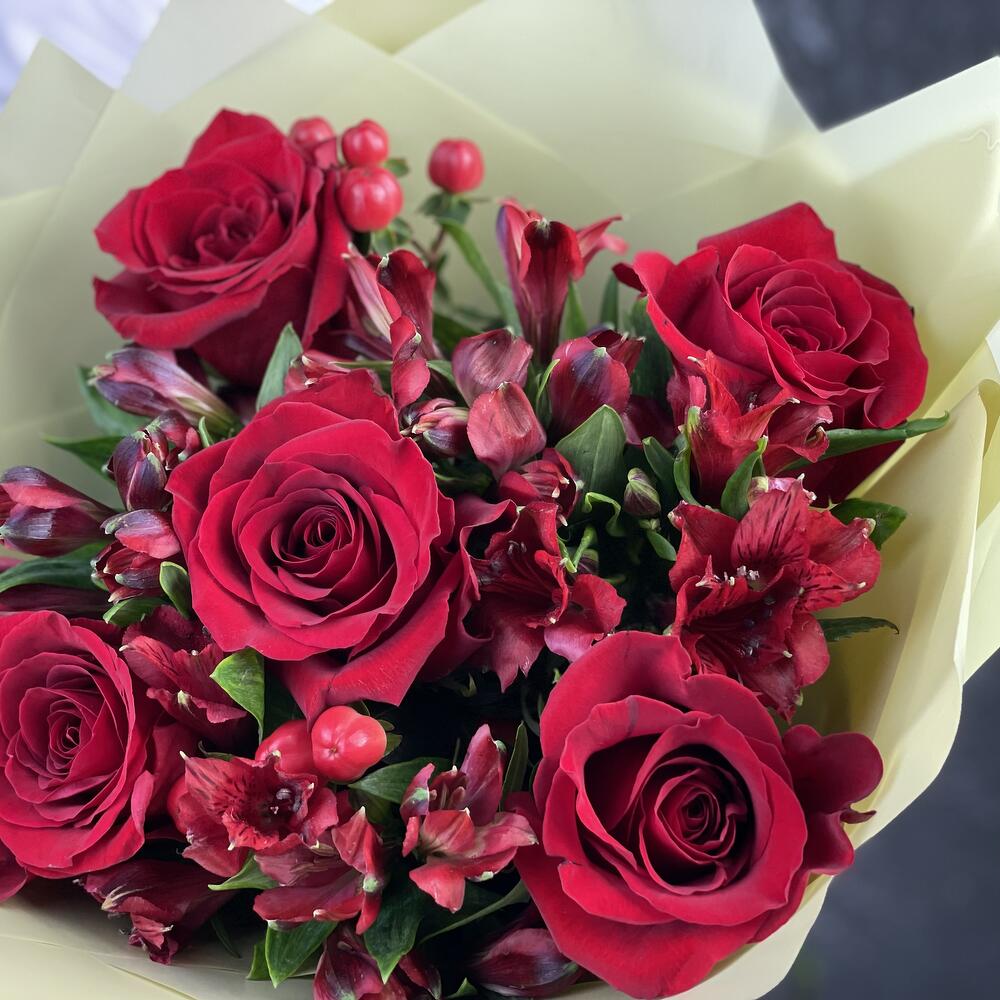 Букет «Бордо» – сочетание красных эквадорских роз и благородных альстромерий Феодосия Крым