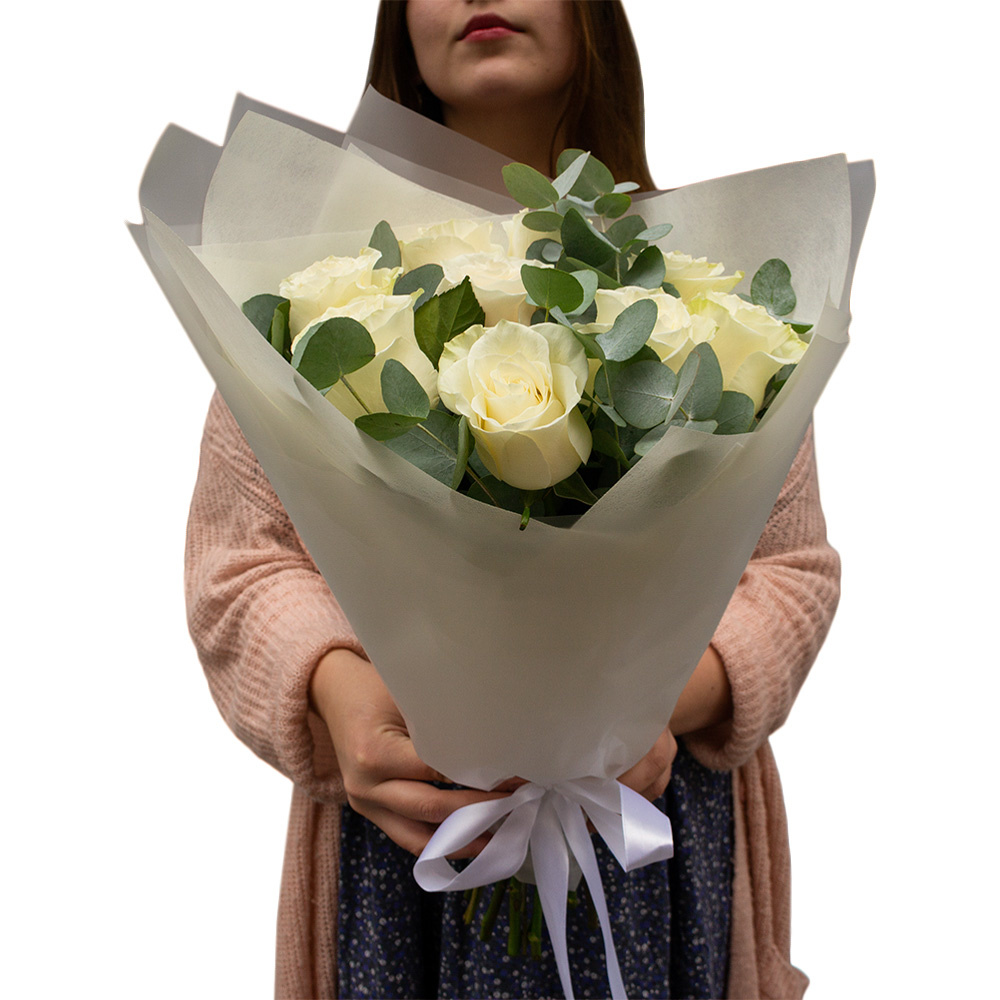 Элегантный букет из 9 белых роз с эвкалиптом – воплощение совершенства Феодосия Крым