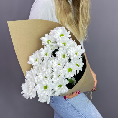 Букет из 5 белых хризантем в крафте – лаконичная элегантность Феодосия Крым