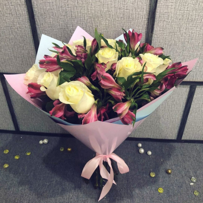 Нежный букет из белых роз и розовых альстромерий – гармония чистоты и нежности Феодосия Крым