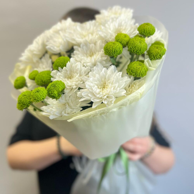 Эксклюзивный букет «Филин Грин» – сочетание белых и зеленых хризантем Феодосия Крым