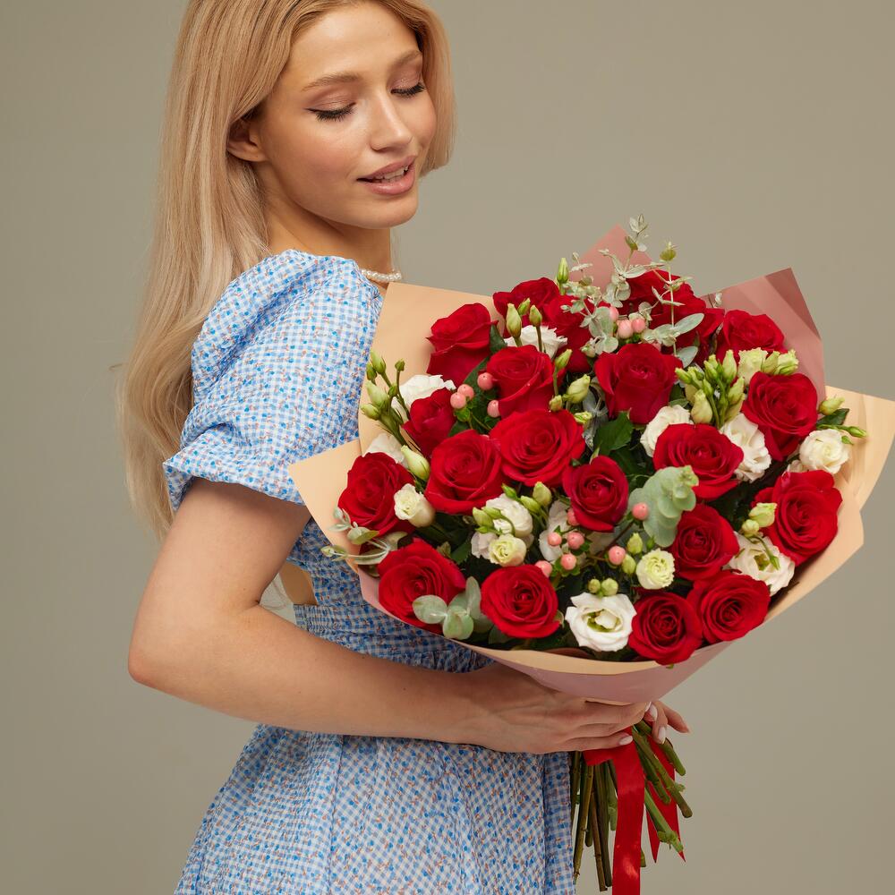 Роскошный букет для любимой женщины – 21 эквадорская роза и эустома Феодосия Крым