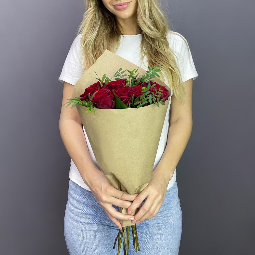 Букет из 9 красных роз с фисташкой – гармония страсти и свежести Феодосия Крым