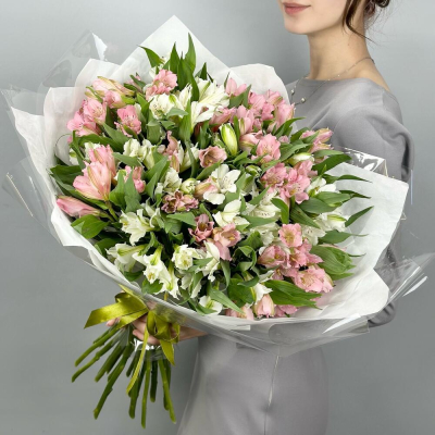 Букет «Гармония» – нежное сочетание белых и розовых альстромерий Феодосия Крым