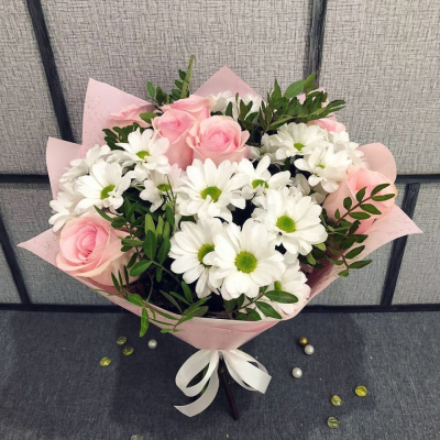 Букет из розовых роз и белых хризантем – элегантность в каждой детали Феодосия Крым