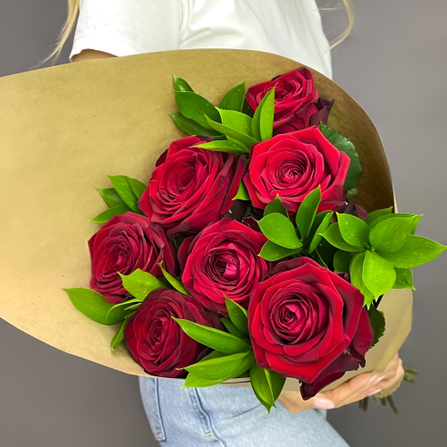 Букет из красных роз с рускусом в крафтовой упаковке – классика с изюминкой Феодосия Крым