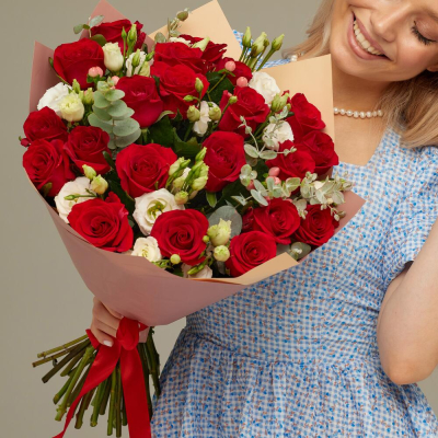 Роскошный букет для любимой женщины – 21 эквадорская роза и эустома Феодосия Крым