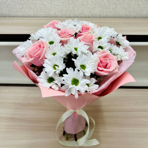 Букет «Ягодное Рафаэлло» – нежность розовых роз и белых хризантем Феодосия Крым