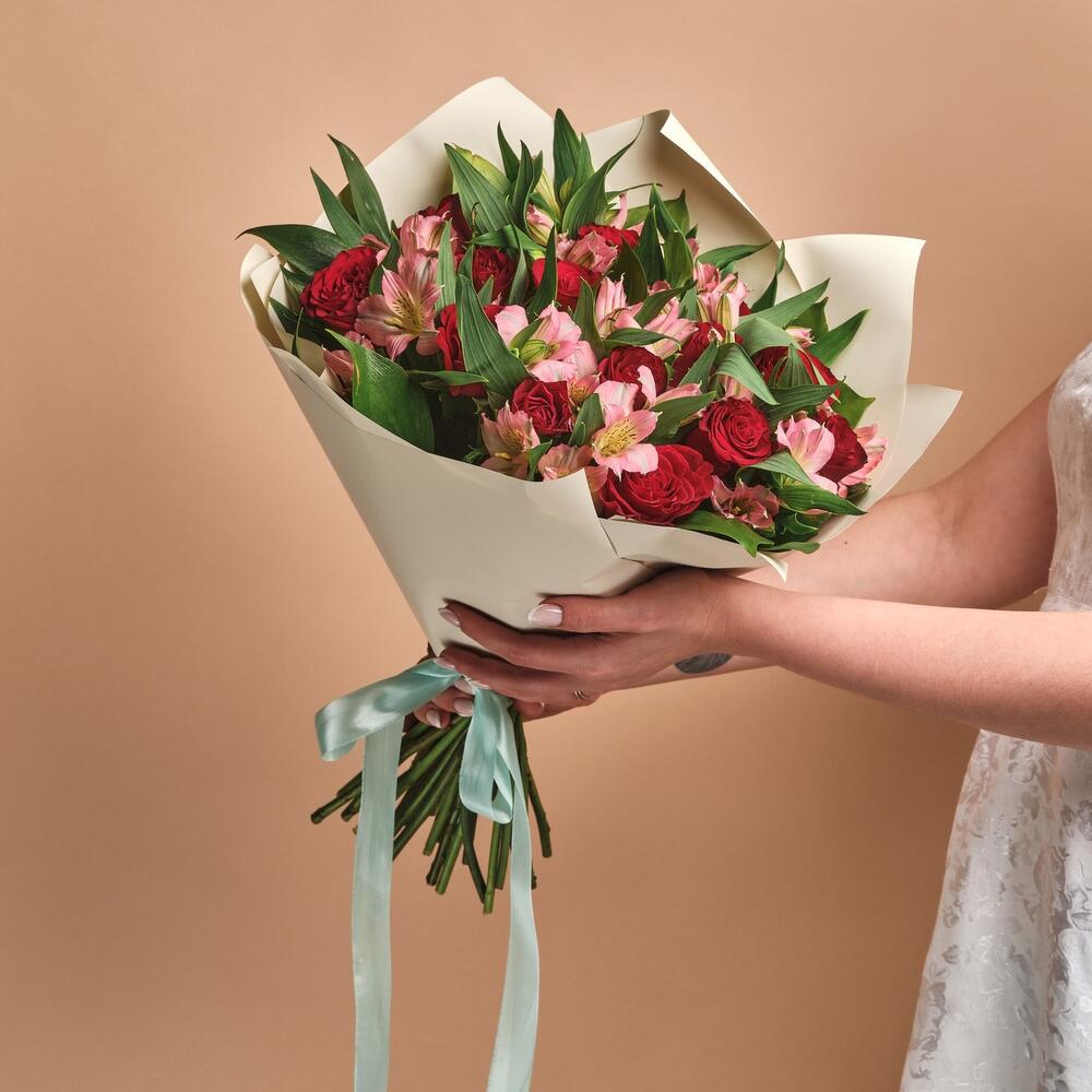 Букет «Нежность слов» — гармония красных роз и нежных альстромерий Феодосия Крым