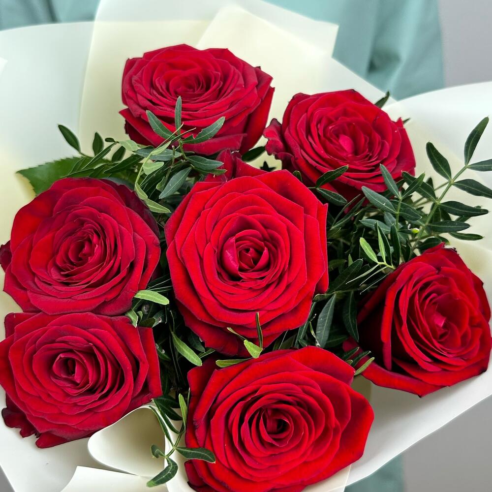 Букет «Гранатовый» из красных роз в роскошной упаковке Феодосия Крым