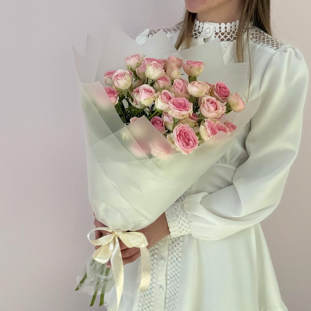 Букет «Нежный аромат» – пышные розовые кустовые розы в элегантной упаковке Феодосия Крым