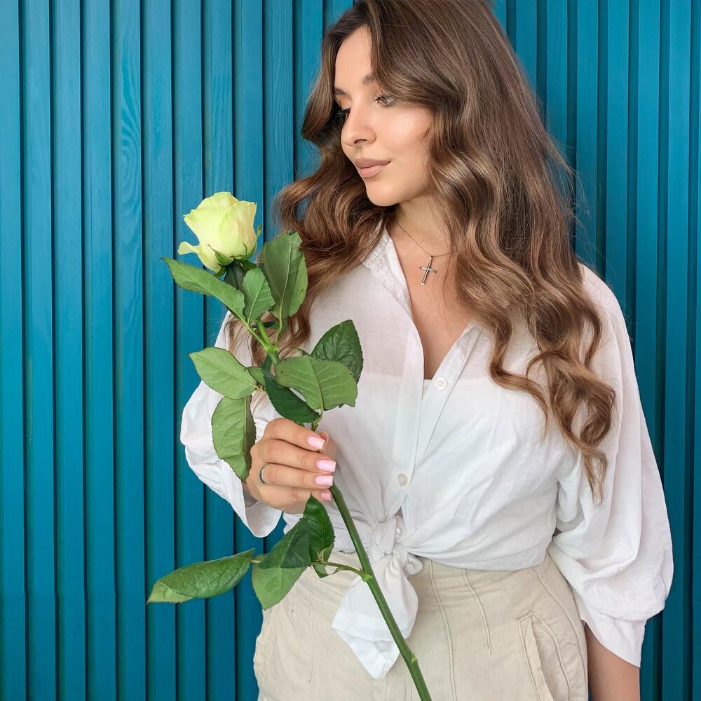 Комплимент из белой эквадорской розы – элегантность в каждом лепестке Феодосия Крым