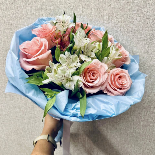 Букет «Фреш» – нежность розовых роз и белых альстромерий Феодосия Крым