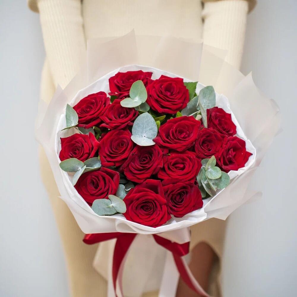 Элегантный букет из 15 красных роз с эвкалиптом – символ страсти и нежности Феодосия Крым