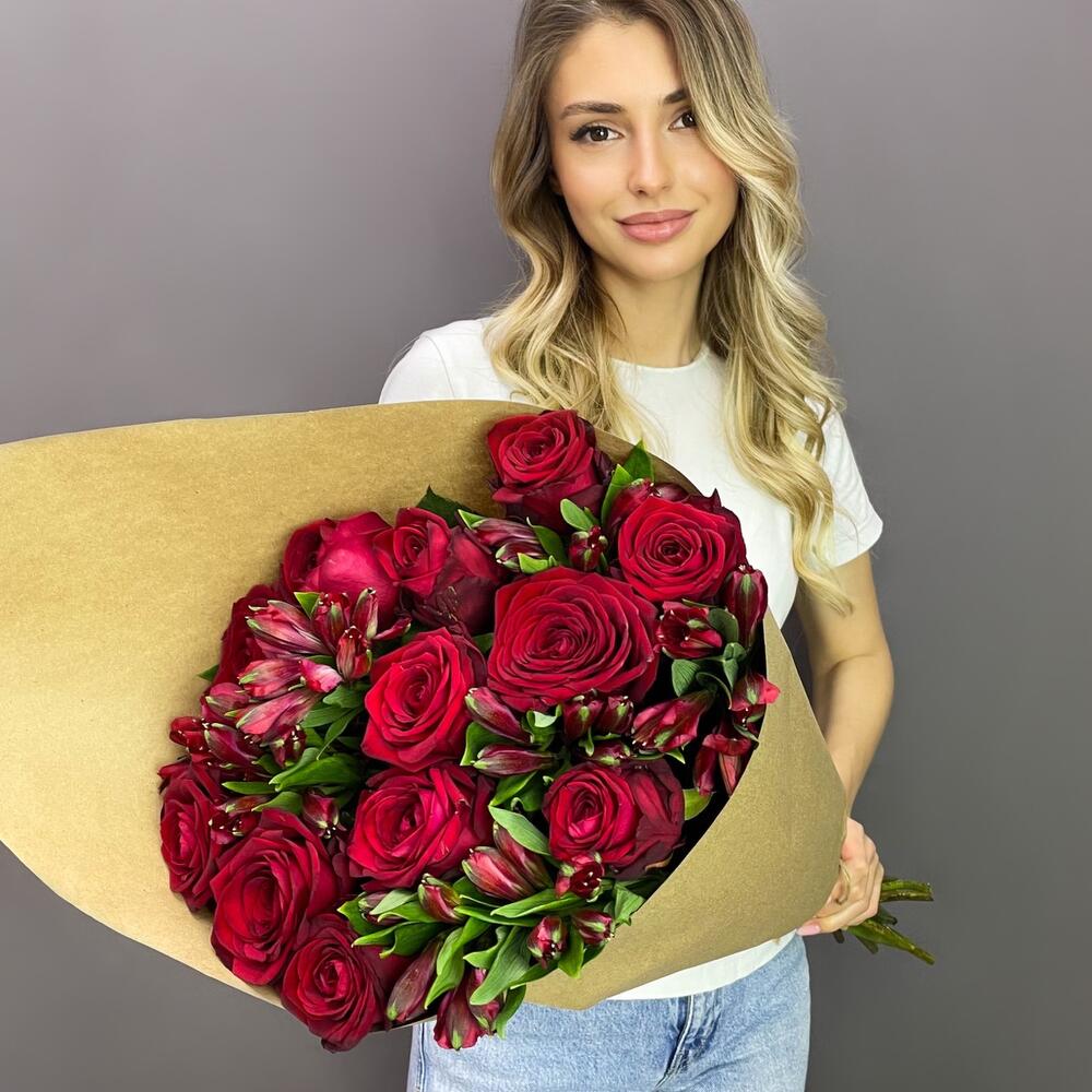 Букет «Стрелиция» – гармония из красных роз и белых альстромерий  Феодосия Крым