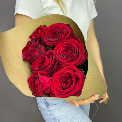 Букет из 7 красных роз в крафте – страсть в стильной упаковке Феодосия Крым