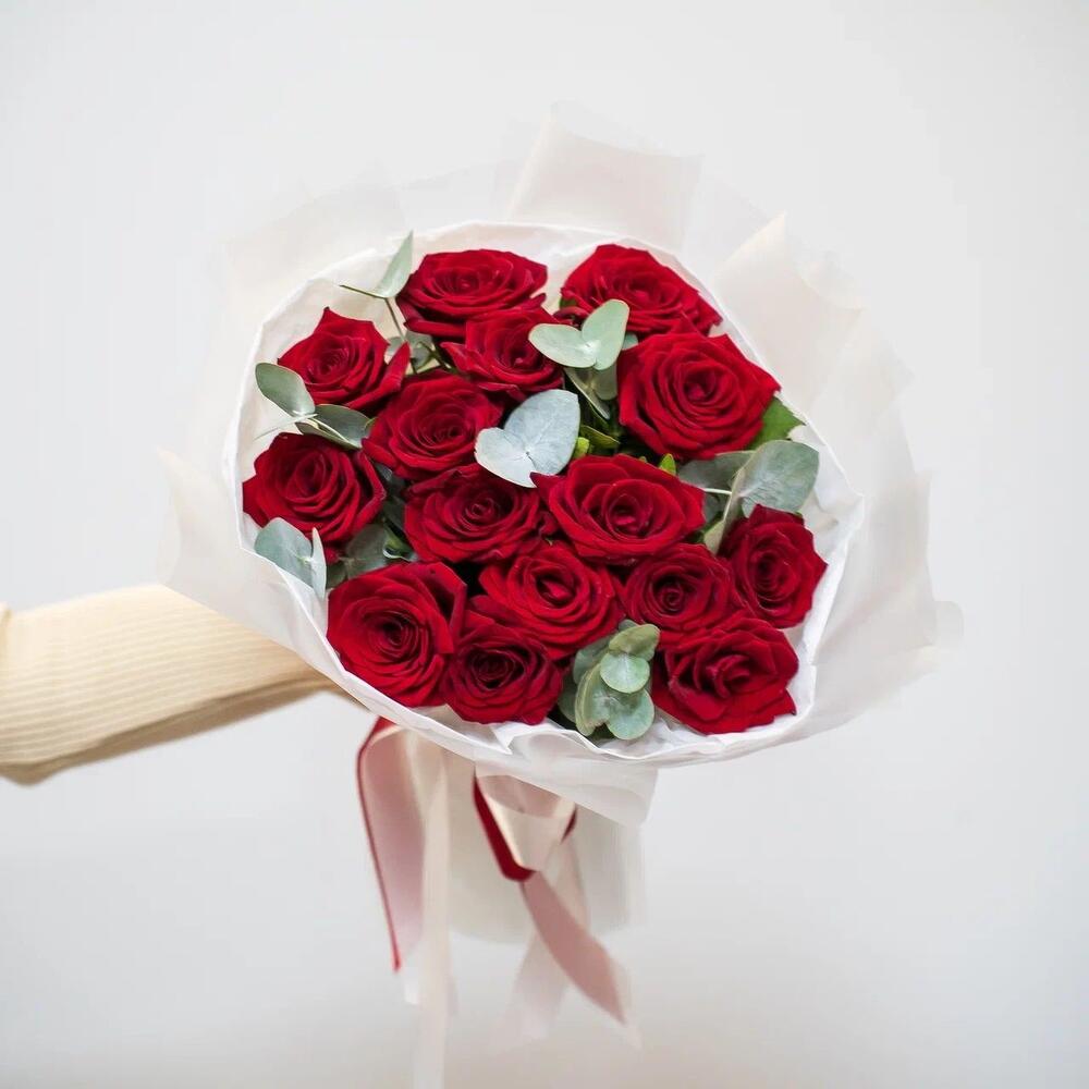 Элегантный букет из 15 красных роз с эвкалиптом – символ страсти и нежности Феодосия Крым
