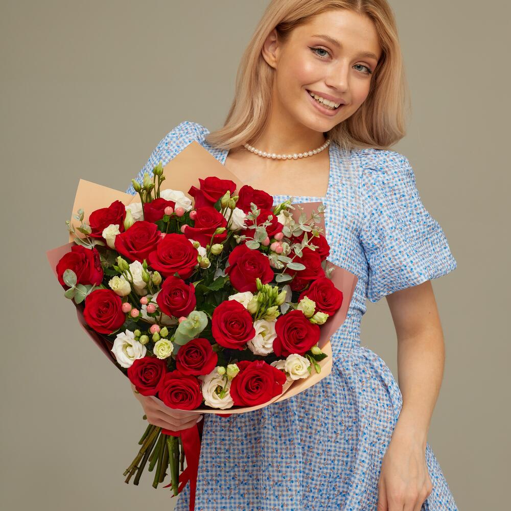 Роскошный букет для любимой женщины – 21 эквадорская роза и эустома Феодосия Крым