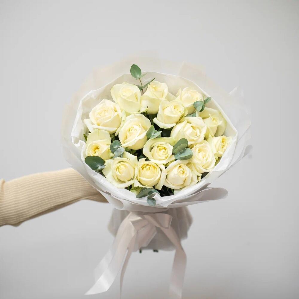 Букет из 15 белых роз с эвкалиптом – чистота и изысканность Феодосия Крым