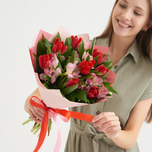 Букет «Первый поцелуй» красных тюльпанов и розовых альстромерий Феодосия Крым