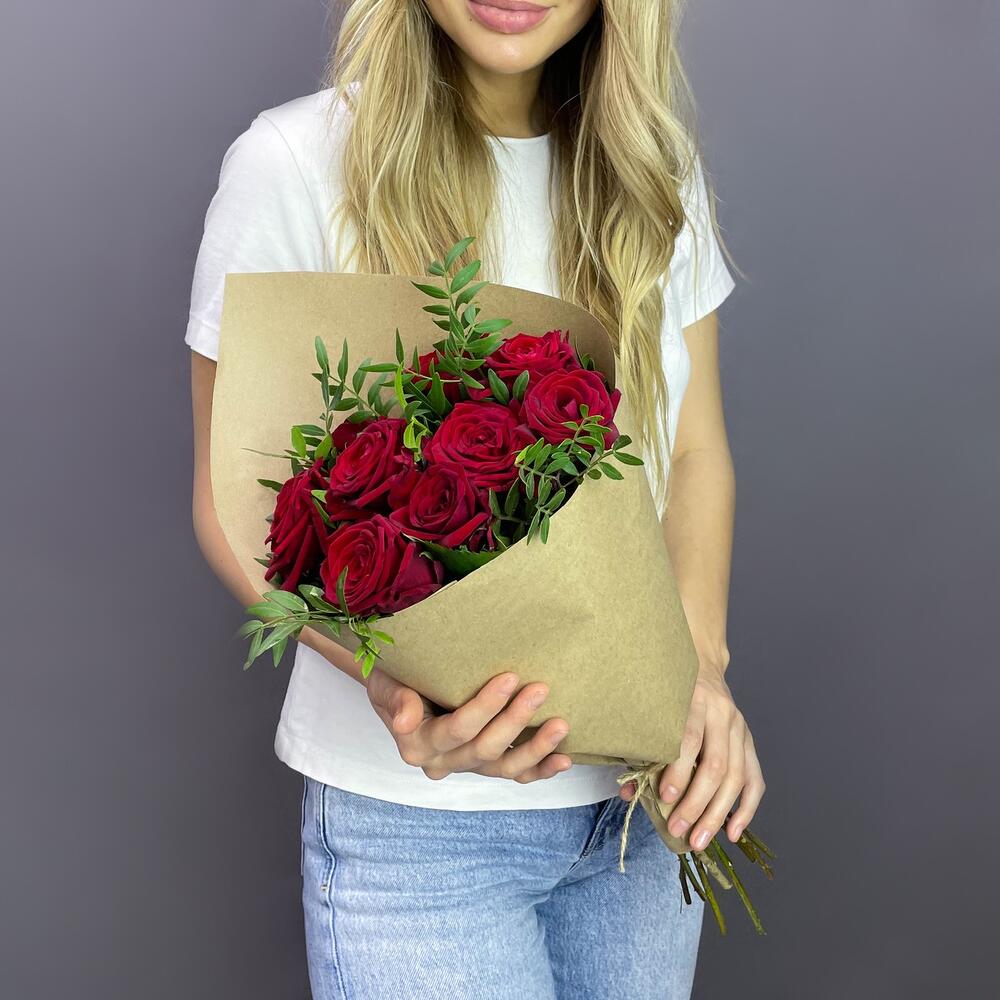 Букет из 9 красных роз с фисташкой – гармония страсти и свежести Феодосия Крым